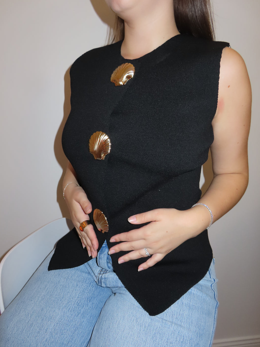 Top maille sans manches à boutons coquillage