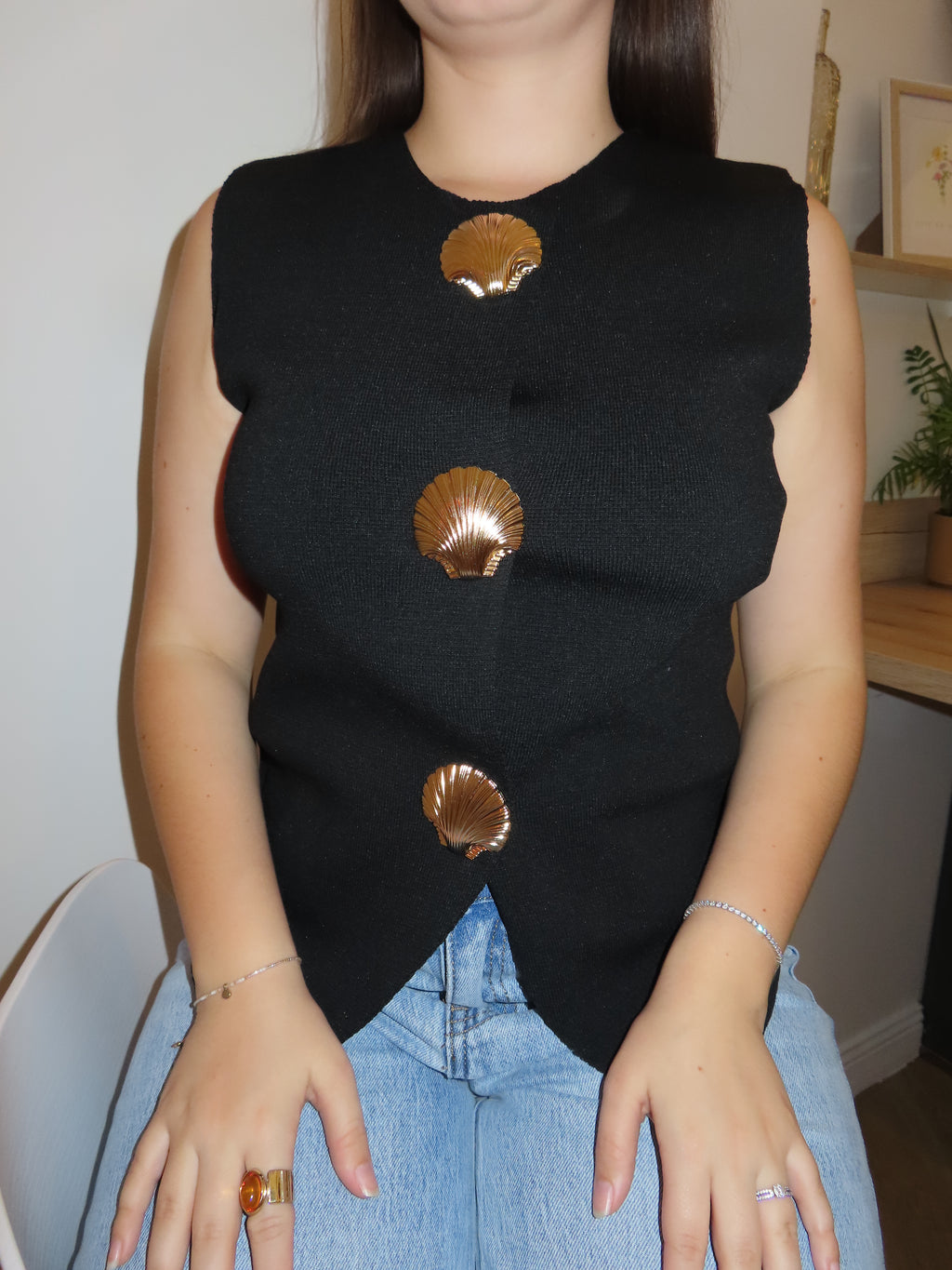 Top maille sans manches à boutons coquillage